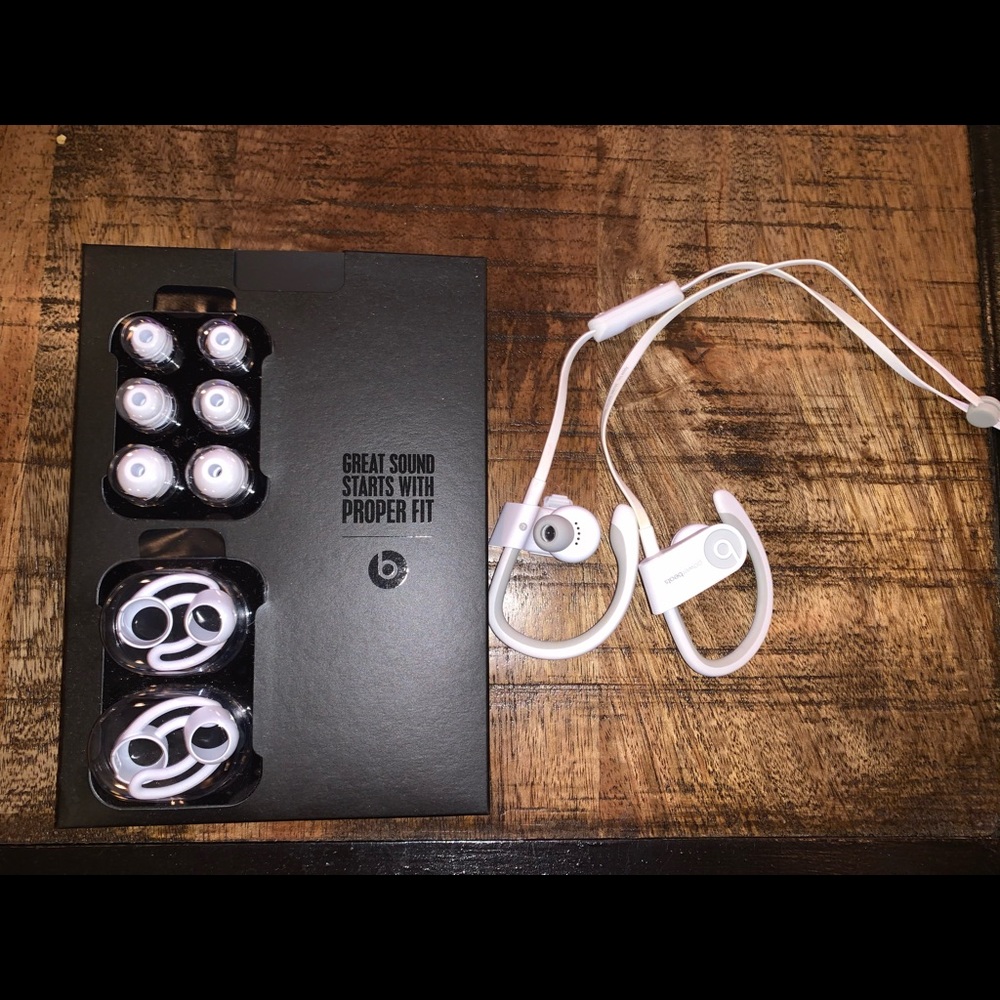 Wireless Beats w/ charger & adjustable ear pieces - Picture 1 of 4